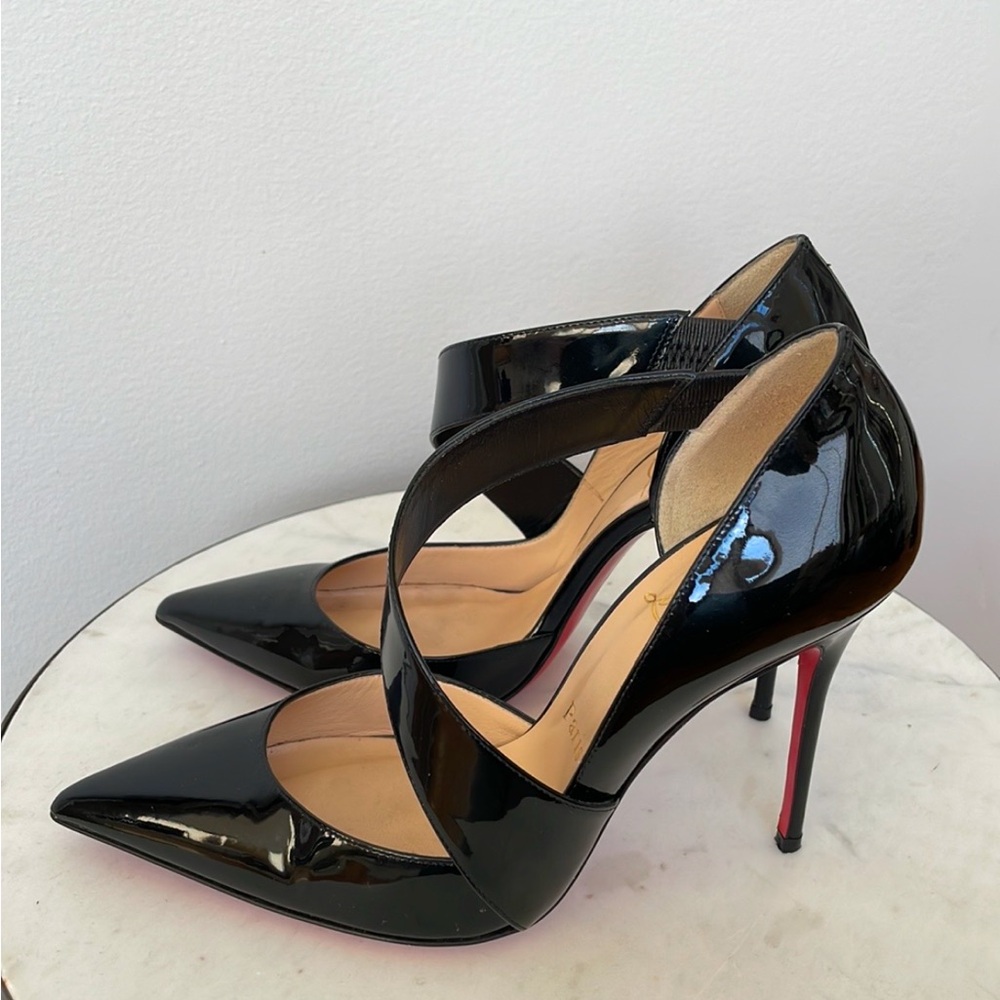 CHRISTIAN LOUBOUTIN BLACK PATENT LEATHER PUMPS, 38